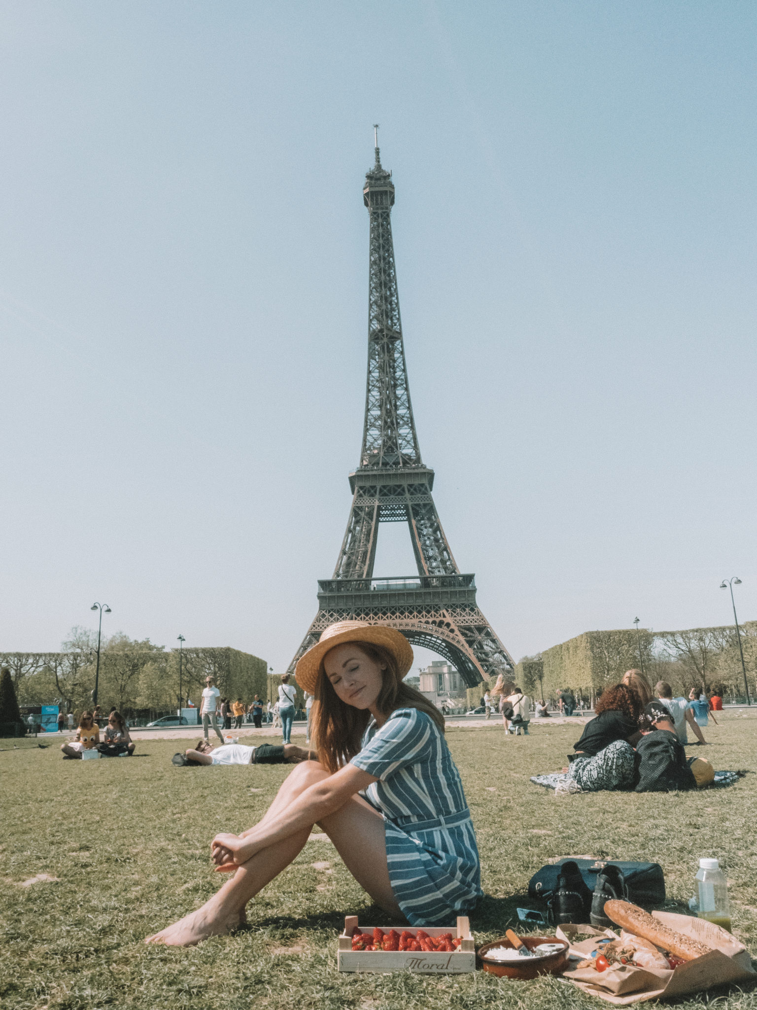 Picnic in Paris | WORLD OF WANDERLUST